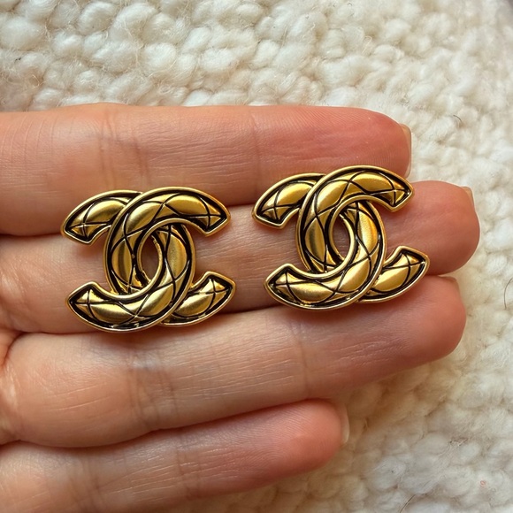 💛Vintage Chanel Gold Quilted CC Logo Statement Earrings✨ - Picture 6 of 13